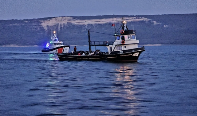 Çanakkale açıklarında 109 düzensiz göçmen ve 3 göçmen kaçakçısı yakalandı