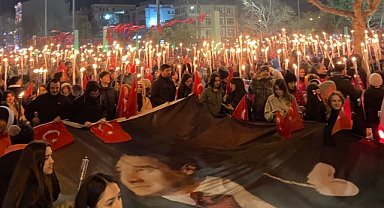 Çanakkale Zaferi'nin 110. Yıl Dönümünde Fener Alayı Düzenlendi