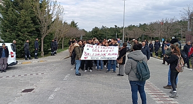 ÇOMÜ'de İmamoğlu eylemi: Öğrenciler diploma iptali ve gözaltılara tepki gösterdi