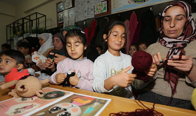 Dallıdağ İlkokulunda anneler, hikâye karakterlerini örgü oyuncaklara dönüştürüyor