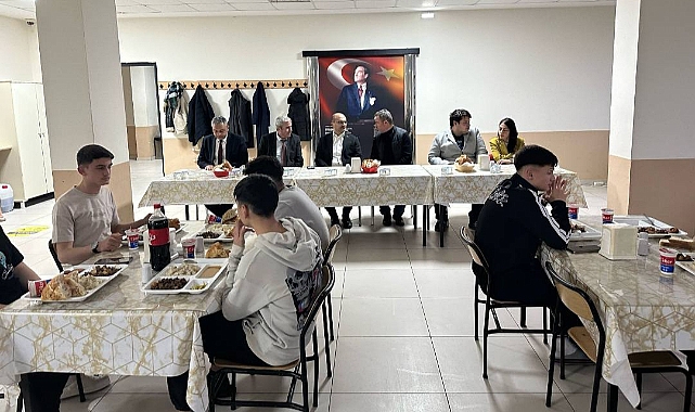 Gelibolu Kaymakamı Bekir Abacı öğrencilerle iftar sofrasında buluştu