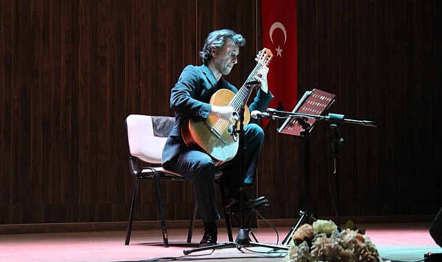 Kepez'de İlter Cebeci’den unutulmaz solo gitar resitali