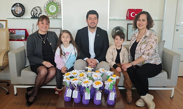 Minik öğrencilerden Küçükkuyu Belediyesi’ne 8 Mart ziyareti