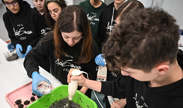 Öğrencilerinden Çevre Dostu Proje: Tohum bombalarıyla ormanları yeniden yeşertiyorlar