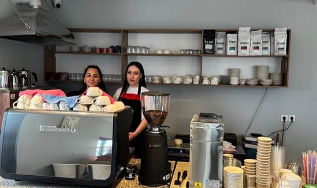Ayvacık’ta 21 Eylül Sosyal Tesisleri kafe bölümü hizmete açıldı