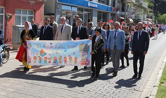 Bayramiç’te 23 Nisan coşkusu başladı: Dünya çocukları kardeşlik yürüyüşü renkli görüntülere sahne oldu