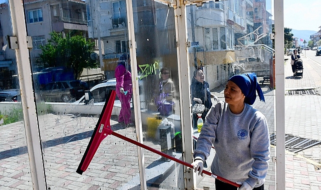 Biga Belediyesi’nden duraklarda temizlik çalışması