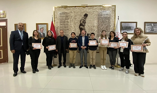 Biga Kaymakamı Ercan Kayabaşı, dereceye giren öğrencileri ve öğretmenlerini ağırladı