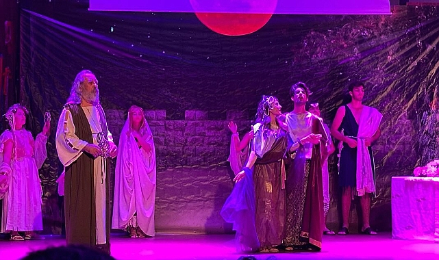 “Bir Troya Düğünü” Kepez’de sahnelendi