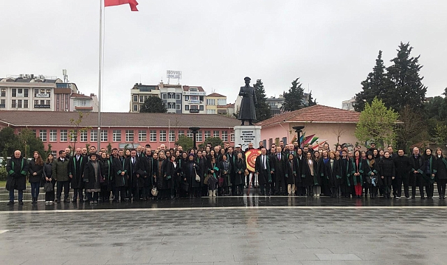 Çanakkale Barosu, Avukatlar Günü sebebiyle Cumhuriyet Meydanı’ndaydı
