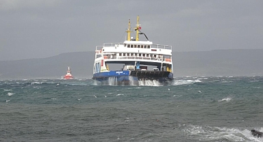 Çanakkale'de fırtına deniz ulaşımını etkiledi! Yarınki bazı feribot seferleri iptal edildi
