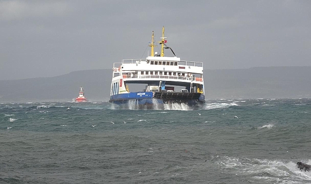 Çanakkale'de fırtına deniz ulaşımını etkiledi! Yarınki bazı feribot seferleri iptal edildi
