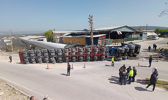 Çanakkale’de Rüzgar Gülü Kanadı Fabrikanın Üzerine Devrildi! 9 Saatlik Operasyonla Kaldırıldı