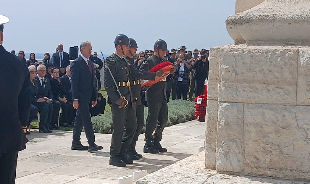 Cape Helles İngiliz Milletler Topluluğu Anıtı'na saygı duruşu