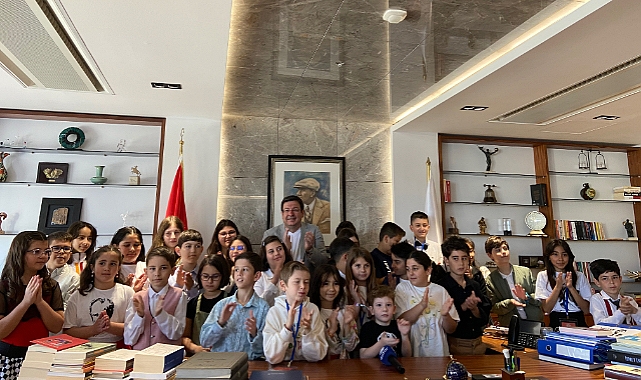 Çocuklar Başkanlık Koltuğuna oturdu