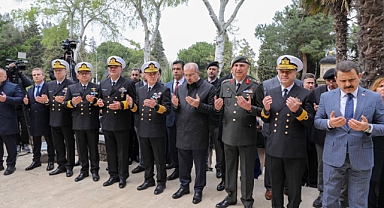 Dumlupınar ve Atılay Denizaltısı şehitleri Barbaros Şehitliği’nde anıldı