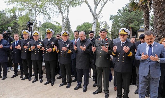 Dumlupınar ve Atılay Denizaltısı şehitleri Barbaros Şehitliği’nde anıldı