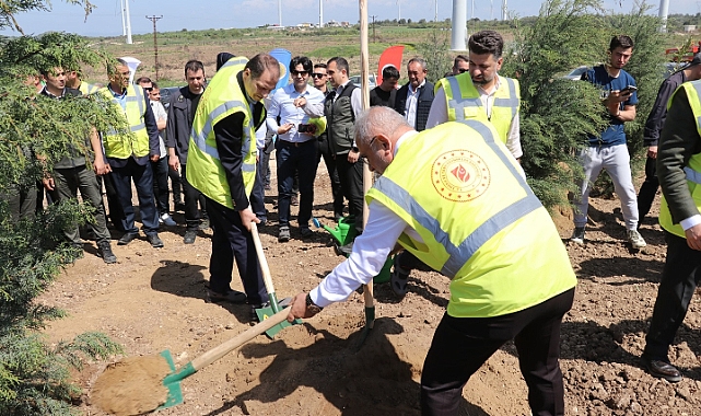 Ezine Üvecik Köyü’nde Geleceğe Nefes Olacak Fidanlar Toprakla Buluştu