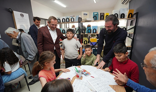 Karikatürlü Ev ve Ayvalık Kitapçısı açıldı
