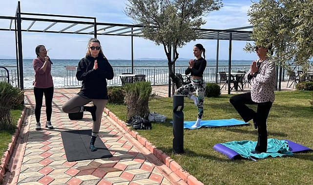 Küçükkuyu'da sağlıklı yaşam için yoga etkinliği düzenlendi
