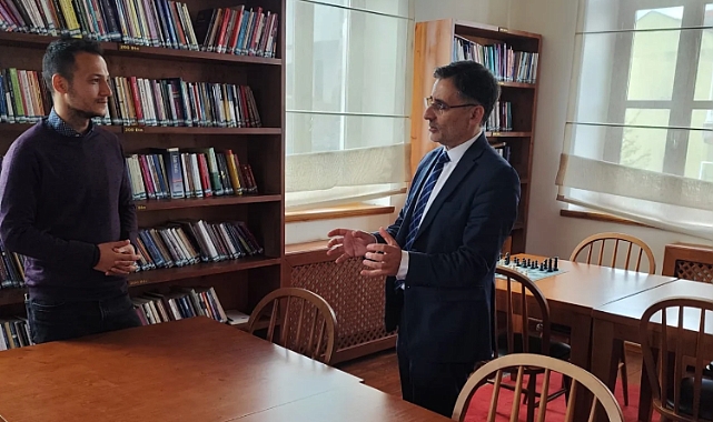 Mehmet Etik, Bayramiç İlçe Halk Kütüphanesi'ni ziyaret etti