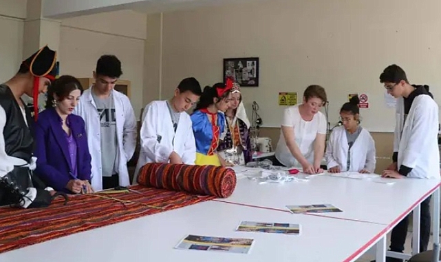 Öğrenciler moda tasarımıyla hem eğleniyor hem kazanıyor