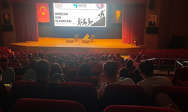 Üniversitelilerden iş dünyasını mizahla harmanlayan tiyatro gösterisi