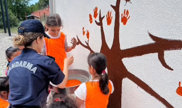 Ayvacık Jandarmasından öğrencilere renkli sürpriz