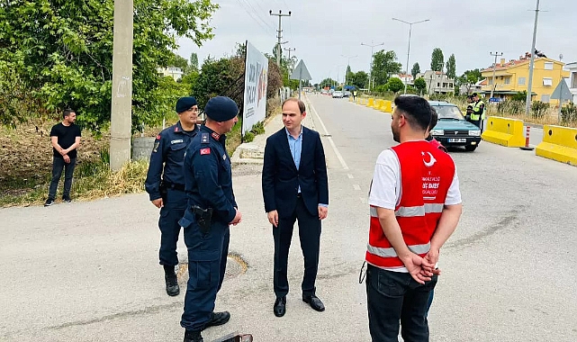 Ayvacık Kaymakamı Salih Sak, Mıhlı Yol Kontrol Noktası’nda İncelemelerde Bulundu