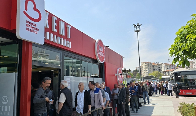 Balıkesir Kent Lokantasında uzayan kuyruklar: Serin bir günde ucuz yemek bekleyişi