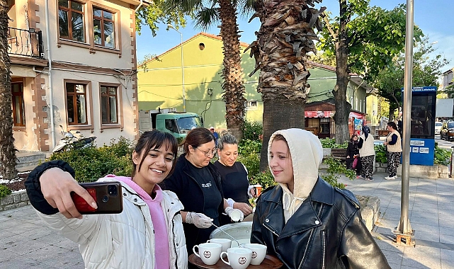 Bayramiç’te Hıdırellez sabahı süt dağıtımıyla kutlandı