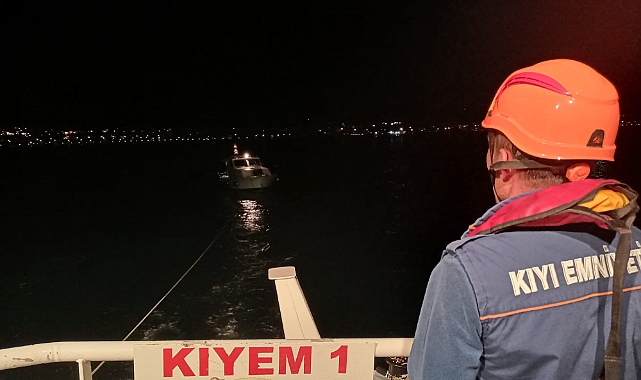 Çanakkale Boğazı’nda içerisinde 5 kişi bulunan tekne makine arızası yaptı