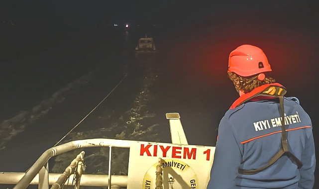Çanakkale Boğazı’nda makine arızası yapan tekne kurtarıldı