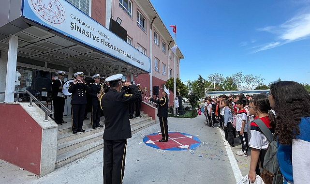 Çanakkale’de Bayrak törenine Bando eşliğinde coşkulu katılım
