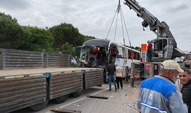 Çanakkale’deki feci kazada enkaza dönen otobüs vinçle kaldırıldı! Yol trafiğe açıldı!