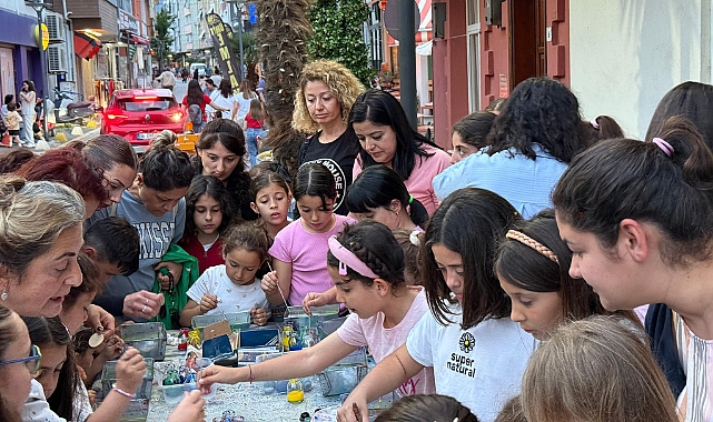 Çocuklar annelerine ebrulu anahtarlık tasarladı