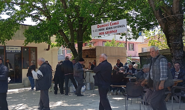 Demirci Camii’nde geleneksel keşkek hayrı bu yıl da yapıldı