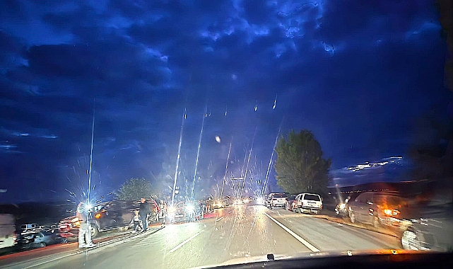 Düğünler karayolu güvenliğini olumsuz etkiliyor: Ezine yolu üzerinde sessiz tehlike pusuda bekliyor