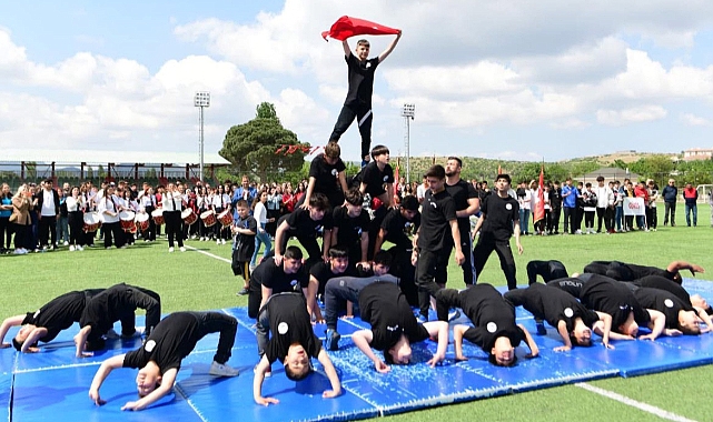 Ezine’de 19 Mayıs coşkusu 22 Eylül Stadı’nda yaşandı