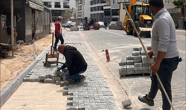 Ezine’de Aytaç Sokak’ta yol genişletme ve park cebi çalışmaları sürüyor
