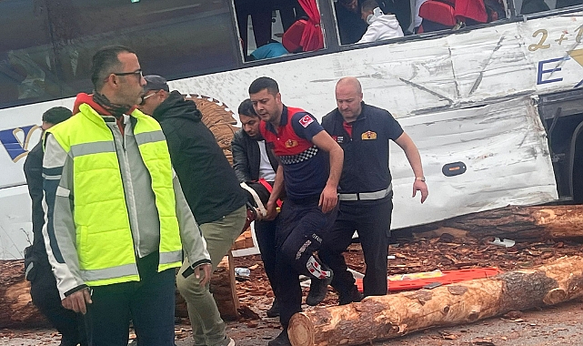 Ezine'de Zincirleme Kaza: Ölü ve Yaralılar Var