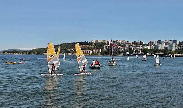 İÇDAŞ Spor Kulübü Yelken gösterileriyle 19 Mayıs’ı kutladı