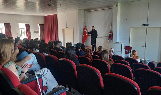 İŞKUR İl Müdürü Mehmet Uğur Yavuz, ÇOMÜ Mezun ve Kariyer Günleri’nde gençlerle buluştu