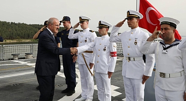 Vali Toraman, TCG Kınalıada Gemisini ziyaret etti