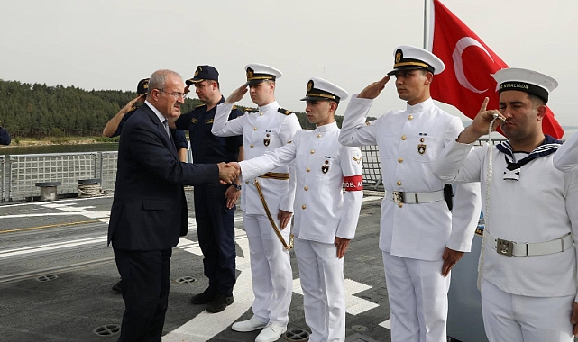 Vali Toraman, TCG Kınalıada Gemisini ziyaret etti