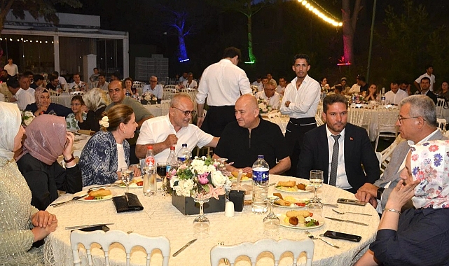 AK Parti heyeti genç çiftin düğününe katıldı