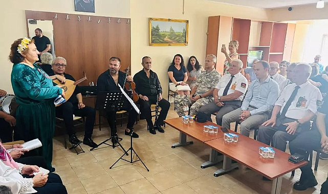 Ayvacık'ta Huzurevi Sakinlerinden Türk Sanat Müziği Konseri