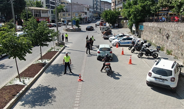Ayvacık'ta Trafik ve Asayiş Uygulaması: 3 Şahıs Gözaltında, 8 Motosiklet Men Edildi