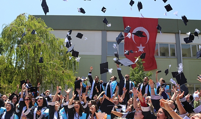 Bayramiç MYO’da mezuniyet coşkusu
