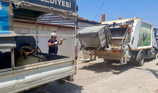 Bayramiç’te çöp konteynerleri temizlendi
